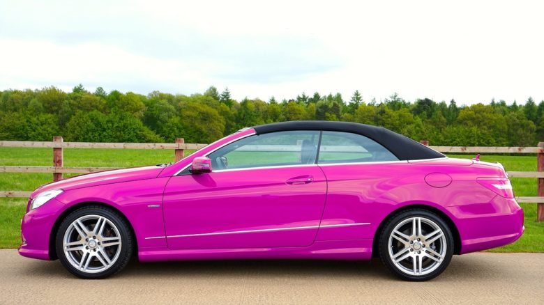 色あせない車の色　ピンク色の車
