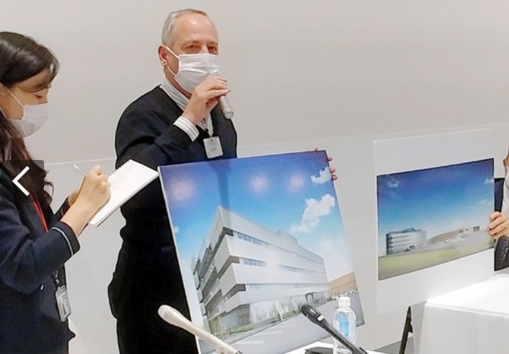 新本社の概要を説明するコストコホールセールジャパンのケン・テリオ社長（中央）=2021年3月15日、千葉県木更津市瓜倉、上田雅文撮影