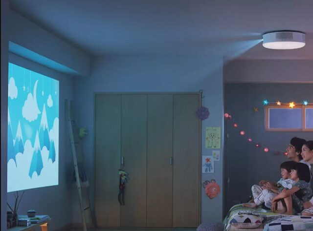 Aladdin X2 PLUS シーリングライト一体型 FHD プロジェクターで映画を見る