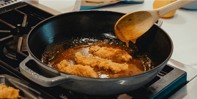 ヨシダ 糀グルメのたれ フライパンで肉を炒める