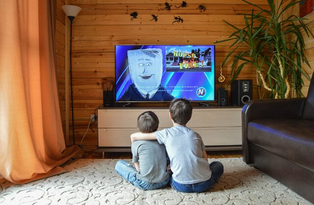 テレビを見る子供たち