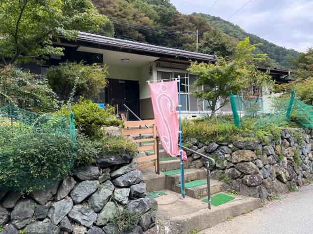 南アルプス市芦安のうなぎ食事処 伊勢屋の外観とうなぎののぼり