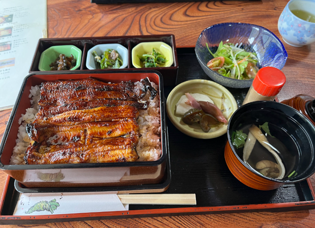 うなぎ食事処 伊勢屋のうな重と山菜の煮物や漬物などの副菜