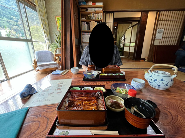 伊勢屋の座敷とウナギがおかれたテーブル 窓からの景色