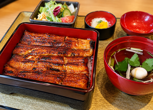 うなぎ割烹 石水庭 横内でいただいた、特上うな重と汁物などの食事一式