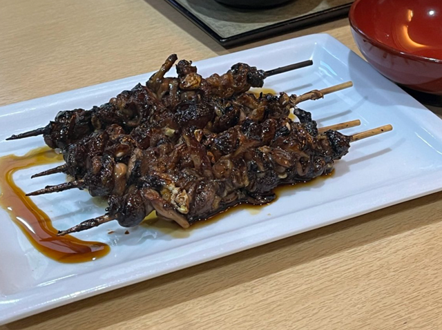 うなぎ割烹 石水庭 横内で追加注文した、肝が串いっぱいに刺さったうなぎの肝焼き